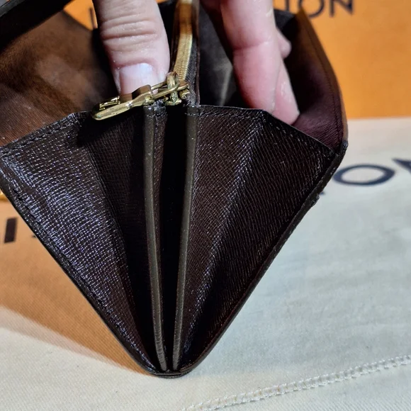 Louis Vuitton Damier Sarah Wallet - Picture 4 of 16